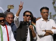pakistan: expremier khan cancela protesta y exige elecciones