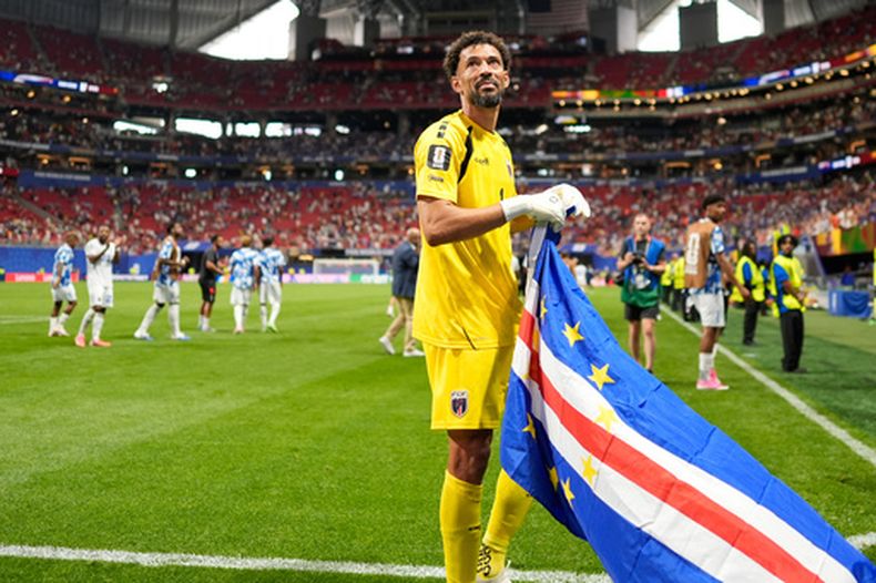 El portero de Cabo Verde Vozinha celebra el empate con España en el Grupo H de la Copa Mundial sosteniendo la bandera de su país, el lunes 15 de junio del 2026. (AP Foto/Mike Stewart)