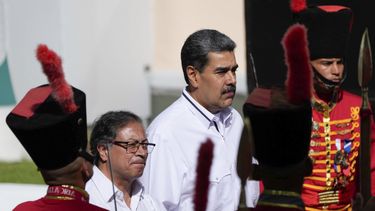 ARCHIVO - El presidente venezolano Nicolás Maduro, a la derecha, junto al presidente colombiano Gustavo Petro después de que Petro llegara al palacio presidencial de Miraflores en Caracas, Venezuela, el sábado 18 de noviembre de 2023. (AP Foto/Ariana Cubillos, Archivo)