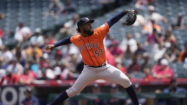El dominicano Cristian Javier, abridor de los Astros de Houston, hace un lanzamiento en el juego del miércoles 10 de mayo de 2023, ante los Angelinos de Los Ángeles (AP Foto/Ashley Landis)