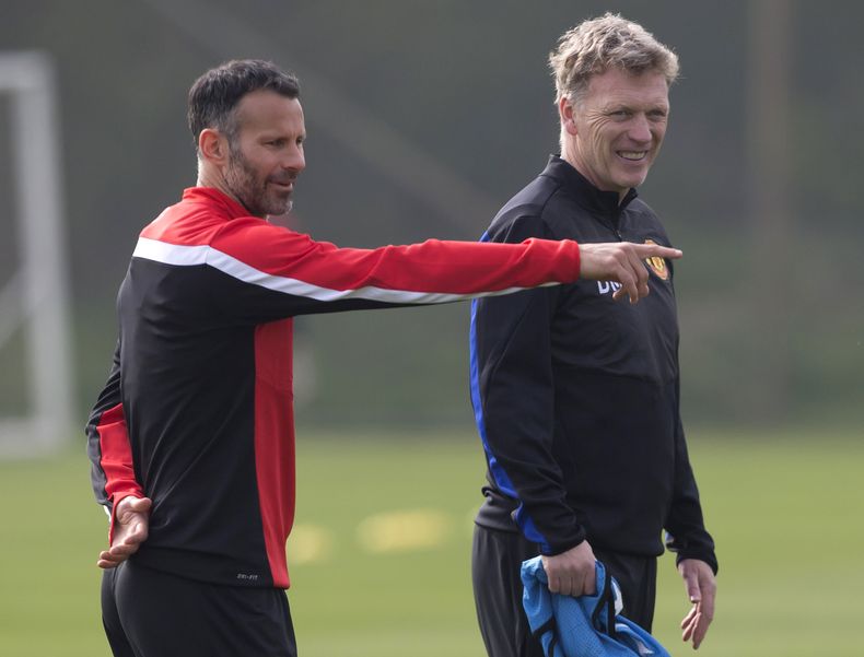 En esta foto del 31 de marzo del 2014, el entonces t&eacute;cnico de Manchester United, David Moyes, derecha, dialoga con Ryan Giggs en Manchester. Giggs sustituy&oacute; a Moyes en car&aacute;cter interino despu&eacute;s que el equipo, campe&oacute;n de