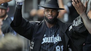El cubano Luis Robert Jr. de los Medias Blancas de Chicago, festeja en la cueva luego de conseguir un jonrón en el juego del viernes 28 de julio de 2023, ante los Guardianes de Cleveland (AP Foto/Erin Hooley)