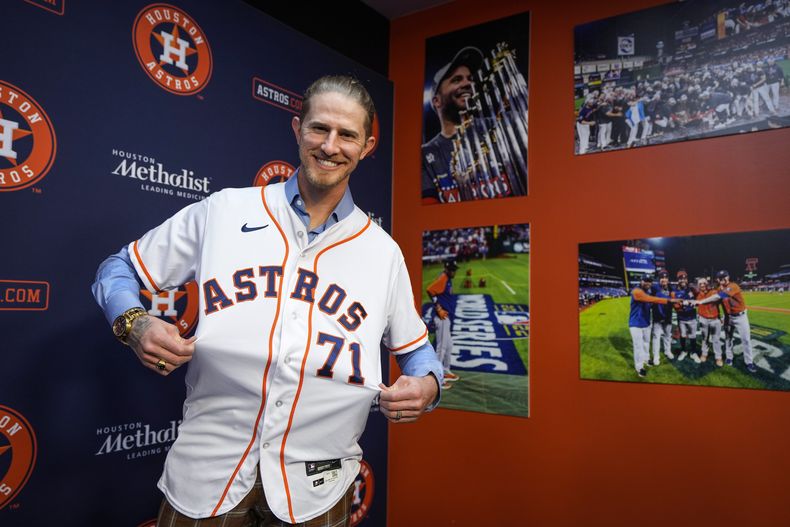 Josh Hader muestra su nuevo jersey de los Astros de Houston en la presentación del relevista zurdo en una conferencia de prensa, el lunes 22 de enero de 2024, en Houston. Hader y los Astros finalizaron un contrato por cinco años y 95 millones de dólares. (Brett Coomer/Houston Chronicle vía AP)