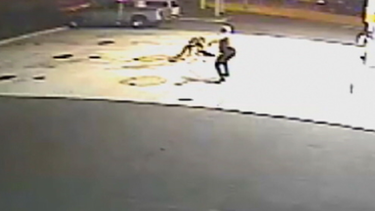 revelan video donde agente de la policia le disparo a un hombre en una gasolinera