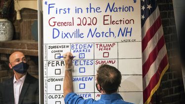 ARCHIVO - Un hombre cuenta los votos de las cinco papeletas emitidas justo después de la medianoche, el martes 3 de noviembre de 2020, en Dixville Notch, Nueva Hampshire. (AP Foto/Scott Eisen, Archivo)