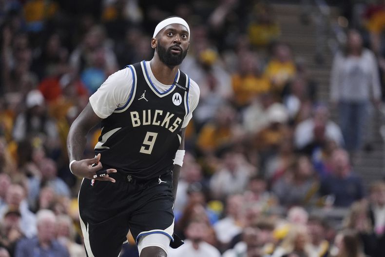 ARCHIVO - El alero Bobby Portis (9), de los Bucks de Milwaukee, celebra después de encestar una canasta durante la segunda mitad del juego de baloncesto de la NBA, en la primera ronda de los playoffs, el martes 22 de abril de 2025, en Indianápolis. (AP Foto/Michael Conroy, Archivo)