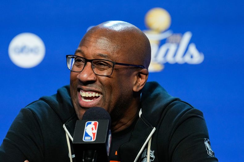 El entrenador en jefe de los Knicks de Nueva York, Mike Brown, habla durante una conferencia de prensa previo al Juego 5 de la serie de las Finales de la NBA contra los Spurs de San Antonio, el viernes 12 de junio de 2026, en San Antonio. (Foto AP/Ross D. Franklin)