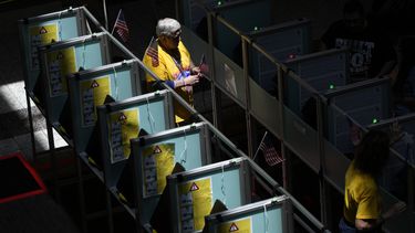 Trabajadores electorales ayudan a gente a votar en las primarias de Nevada, en Henderson, Nevada, el 11 de junio del 2024. (AP foto/John Locher)