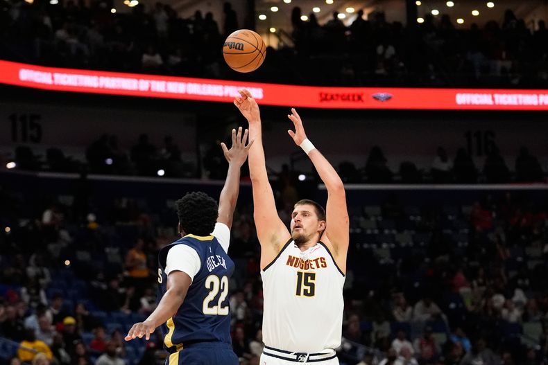 Nicola jokic, de los Nuggets de Denver, dispara frente a Derik Queen, de los Pelicans de Nueva Orleáns, en el encuentro del miércoles 19 de noviembre de 2025 (AP Foto/Gerald Herbert)