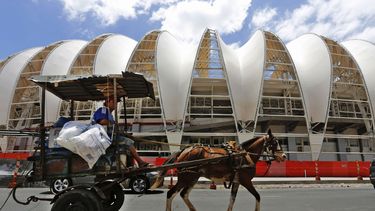 americateve | Esta foto del 12 de diciembre del 2013 muestra el estadio Beir&aacute;-R&iacute;o en Porto Alegre, Brasil, una de las sedes para la Copa Mundial. (AP Foto/Ferdinand Ostrop, Archivo)