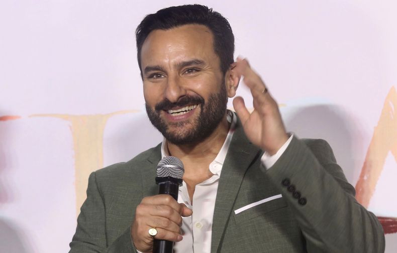 ARCHIVO - El actor de Bollywood Saif Ali Khan asiste al lanzamiento del tráiler de su película Tanhaji en Mumbai, India, el 19 de noviembre de 2019. (Foto AP/Rafiq Maqbool, archivo)
