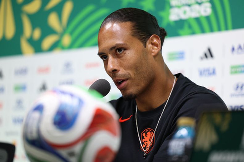 Virgil van Dijk, de la selección de Holanda, habla en una conferencia de prensa en Monterrey, México, el domingo 28 de junio de 2026 (AP Foto/Addison Simmons)