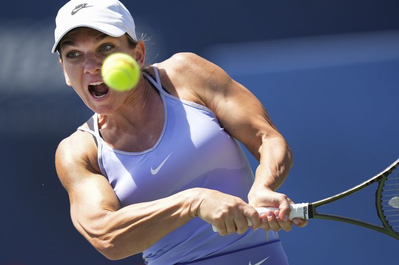 ARCHIVO - Foto del 14 de agosto del 2022, Simona Halep de Rumania en el duelo ante la brasileña Beatriz Hadda Mami en la finla del National Bank Open. (Nathan Denette/The Canadian Press via AP, Archivo)