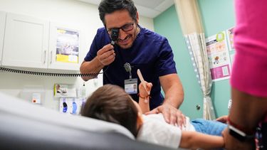 ARCHIVO - El pediatra Irving Phillips examina a un niño de 16 meses en una clínica de CommuniCARE+OLE, el 26 de junio de 2025, en Davis, California. (AP Foto/Godofredo A. Vásquez/Archivo)
