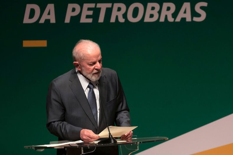 El presidente de Brasil, Luiz Inácio Lula da Silva, habla durante la ceremonia de investidura del nuevo presidente de la paraestatal petrolera Petrobras, el 19 de junio de 2024, en Río de Janeiro. (AP Foto/Bruna Prado, Archivo)