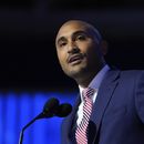 Shomari Figures, quien se postula para el 2do distrito legislativo de Alabama, habla durante la Convención Nacional Demócrata, el 22 de agosto de 2024, en Chicago. (AP Foto/Paul Sancya, Archivo)