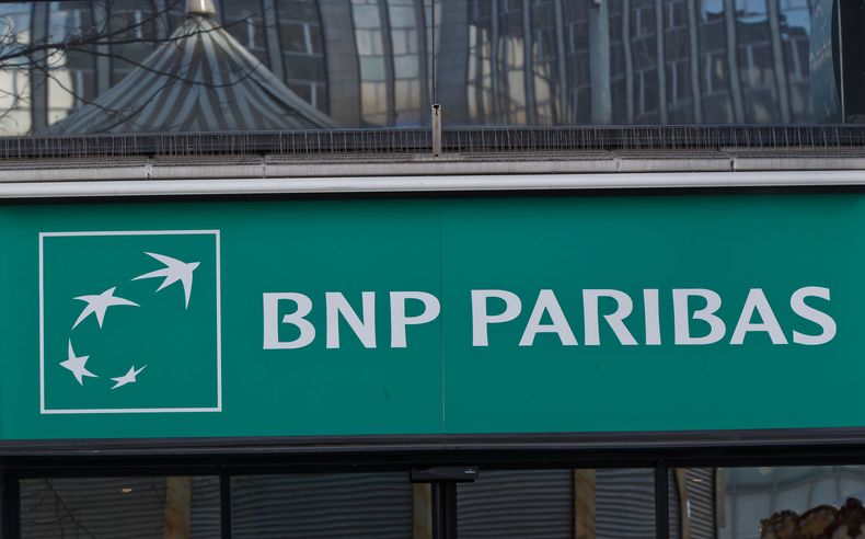ARCHIVO – El logotipo del banco francés BNP Paribas SA en el distrito comercial de La Defense, en las afueras de París, el jueves 11 de enero de 2016(AP Foto/Michel Euler, Archivo)