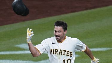 Piratas ganan 8-7 a Cerveceros con jonrón de Reynolds