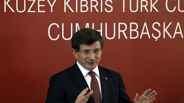 americateve | El primer ministro turco Ahmet Davutoglu durante una conferencia de prensa despu&eacute;s de reunirse con el l&iacute;der turcochipriota Dervis Eroglu en el norte de Chipre el 16 de septiembre del 2014. El mandatario rechaz&oacute; versiones de la prensa