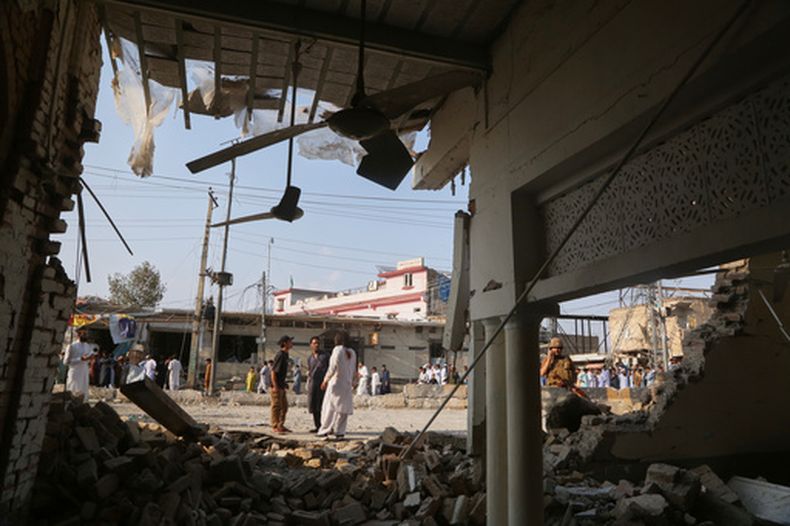 Un soldado y residentes observan la parte dañade de una mezquita tras el estallido de una bomba en Kohat, en el noroeste de Pakistán, el 18 de septiembre de 2026. (AP Foto/Muhammad Sajjad)