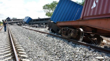 se descarrila tren de transporte que salio de la terminal de contenedores del mariel