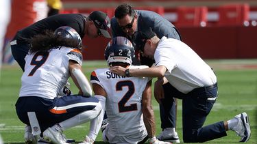 El esquinero de los Broncos de Denver, Pat Surtain II (2), recibe atención médica durante la primera mitad de un partido de fútbol americano de la NFL contra los 49ers de San Francisco en Santa Clara, California, el 4 de octubre de 2026. (Foto AP/Kelley L. Cox)