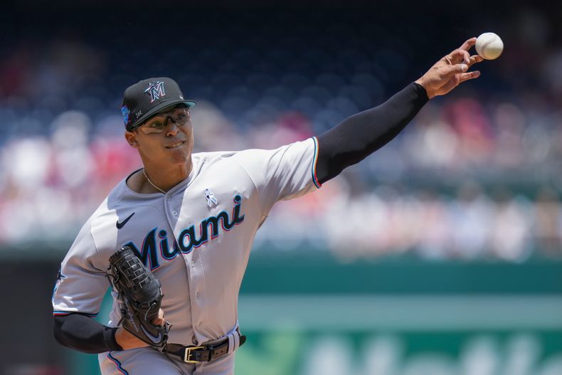 Jesús Luzardo de los Marlins de Miami lanza ante los Naciones de Washington, el domingo 18 de julio de 2023, en Washington. (AP Foto/Alex Brandon)