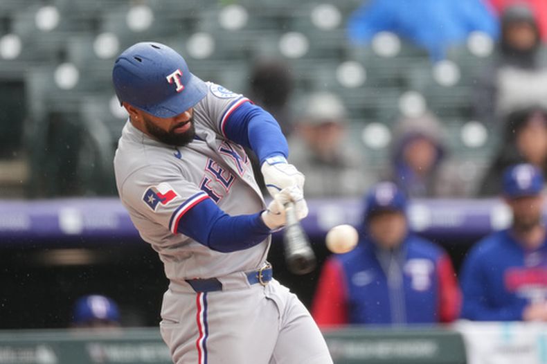 Ezequiel Durán, de los Rangers de Texas, conecta para un cuadrangular de dos carreras frente a Kyle Freeland, lanzador de los Rockies de Colorado, en la cuarta entrada del juego de béisbol de Grandes Ligas, el miércoles 20 de mayo de 2026, en Denver. (AP Foto/David Zalubowski)