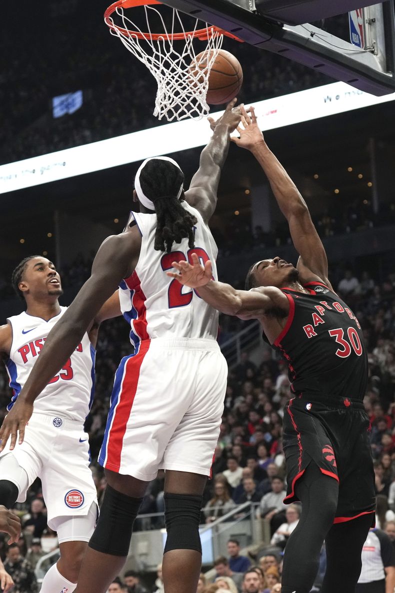 Isaiah Stewart, de los Pistons de Detroit, tapa un disparo de Ochai Agbaji, de los Raptors de Toronto, el viernes 15 de noviembre de 2024 (Chris Young/The Canadian Press via AP)