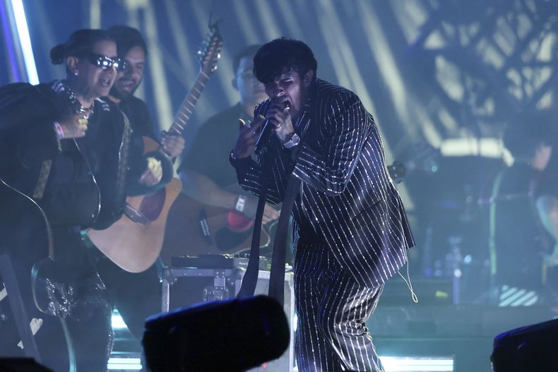 El cantante mexico-estadounidense Adriel Favela durante su presentación en el festival Arre en la Ciudad de México el 7 de septiembre de 2024. (Foto AP/Ginnette Riquelme)