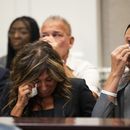 ARCHIVO - Lisa Miller (izquierda) y su hija, Mandi Jenkins, se secan las lágrimas luego de testificar durante la audiencia de Jaime Lee Komoroski, el 1 de agosto de 2023, en el tribunal del condado de Charleston, en Carolina del Sur. (Gavin McIntyre/The Post And Courier vía AP, Archivo)