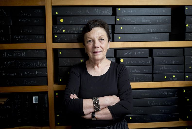 ARCHIVO - La fotógrafa mexicana Graciela Iturbide posa para una foto frente a su archivo de negativos durante una entrevista con The Associated Press en su casa en Ciudad de México el miércoles 11 de marzo de 2015. (AP Foto/Eduardo Verdugo, Archivo)