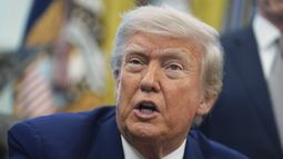 ARCHIVO – El presidente estadounidense Donald Trump habla con reporteros en el Despacho Oval de la Casa Blanca, el 23 de mayo de 2025, en Washington. (AP Foto/Evan Vucci, Archivo)