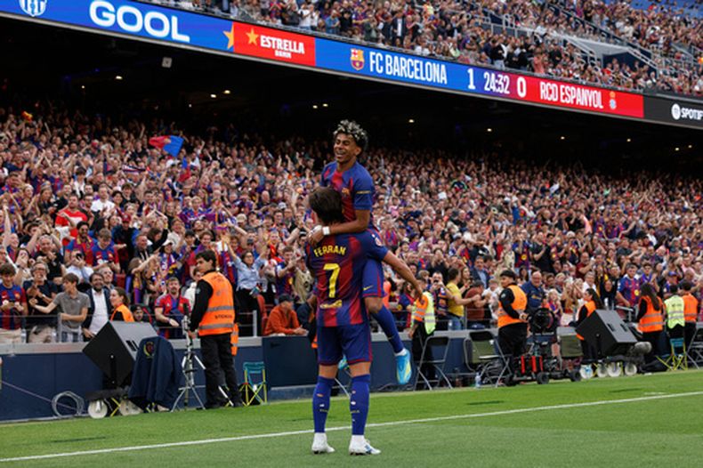 Ferran Torres celebra con su compañero del Barcelona Lamine Yamal tras anotar en el encuentro de La Liga ante el Espanyol el sábado 11 de abril del 2026. (AP Foto/Joan Monfort)