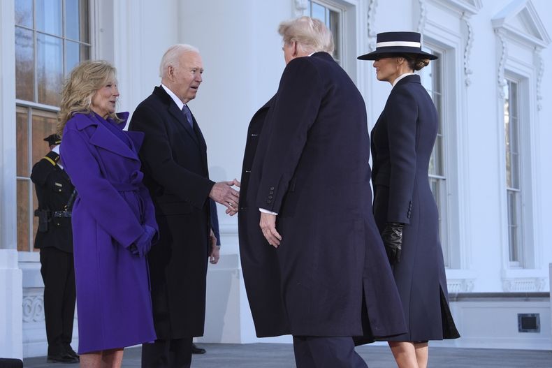 El presidente Joe Biden, centro izquierda, y la primera dama Jill Biden, izquierda, saludan al presidente electo Donald Trump, centro derecha, y Melania Trump, derecha, al llegar a la Casa Blanca, el lunes 20 de enero de 2025, en Washington. (Foto AP/Evan Vucci)