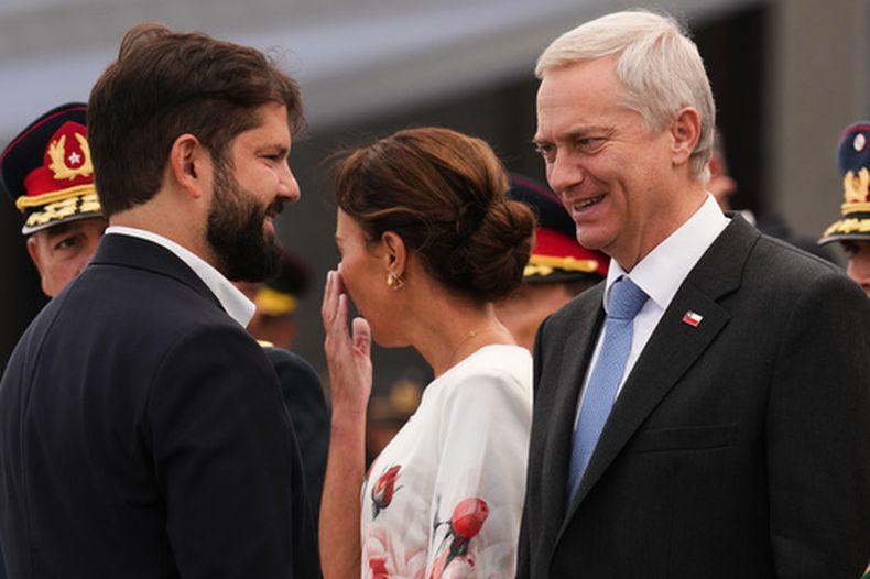 El presidente saliente Gabriel Boric, a la izquierda, y el presidente electo José Antonio Kast asisten a la ceremonia de cambio de mando del Ejército antes de la entrega presidencial en Santiago, Chile, el lunes 9 de marzo de 2026. (AP Foto/Esteban Félix)
