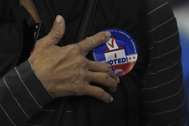 Una persona con un botón que dice “Yo voté” el primer día en que se permitieron sufragios tempranos en Chicago, el 3 de octubre del 2024. (AP foto/Charles Rex Arbogast)