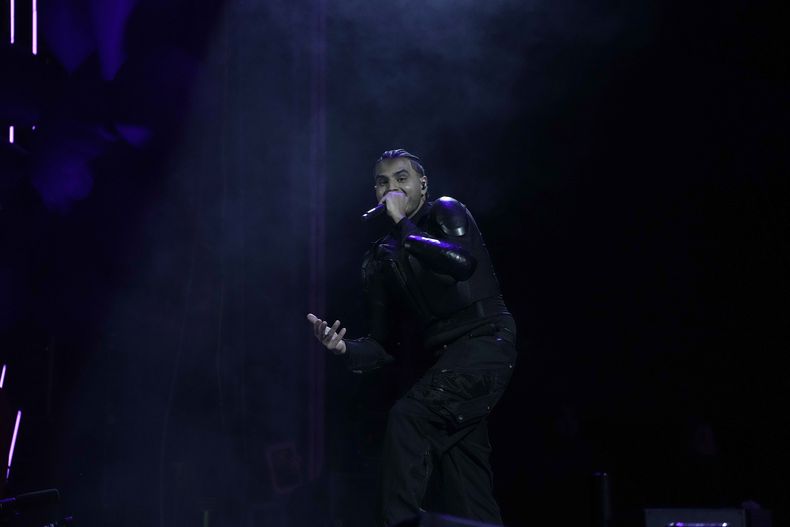 El músico urbano puertorriqueño Álvaro Díaz durante su presentación en el festival AXE Ceremonia en el parque Bicentenario en la Ciudad de México el sábado 23 de marzo de 2024. (Foto AP/Marco Ugarte)