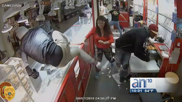 varios ladrones asaltaron una joyeria en el pulguero de opa-locka