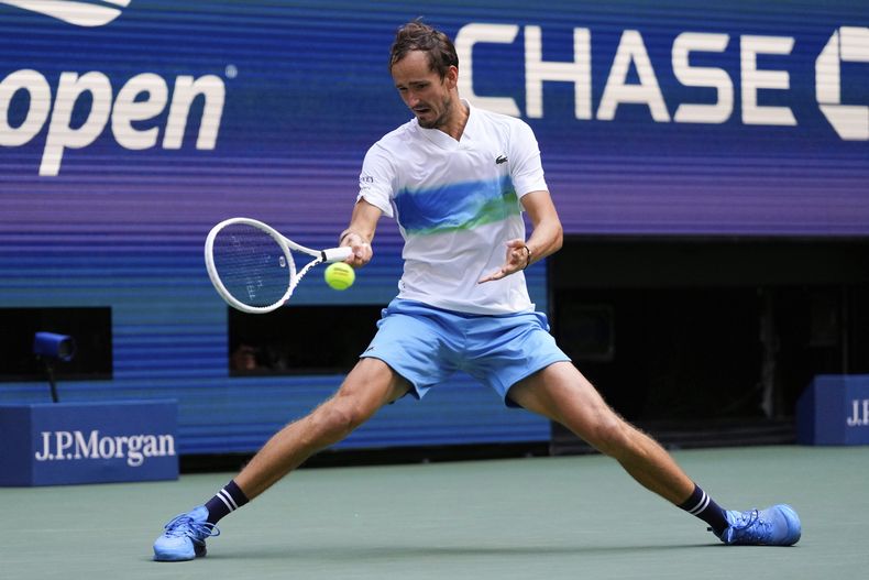 Daniil Medvedev devuelve ante Nuno Borges durante los octavos de final del Abierto de Estados Unidos, el lunes 2 de septiembre de 2024, en Nueva York. (AP Foto/Kirsty Wigglesworth)