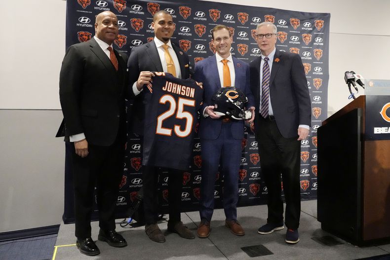 El presidente y director ejecutivo de los Bears de Chicago, Kevin Warren, a la izquierda, el gerente general Ryan Poles, segundo desde la izquierda, el nuevo entrenador en jefe Ben Johnson y el propietario del equipo George McCaskey, a la derecha, posan para la foto durante una conferencia de prensa de fútbol americano de la NFL en Halas Hall en Lake Forest, Illinois, el miércoles 22 de enero de 2025. (AP Foto/Nam Y. Huh)