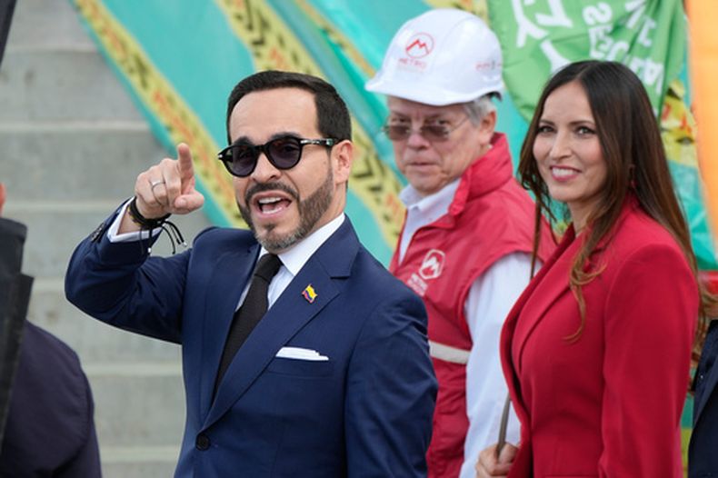 El presidente colombiano Abelardo de la Espriella, izquierda, señala en dirección de la prensa el miércoles 2 de septiembre de 2026 mientras recorre la construcción de la primera línea del metro de Bogotá, Colombia. (AP Foto/Fernando Vergara)