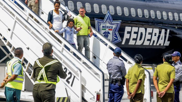 Llega a La Habana un vuelo con 43 migrantes irregulares cubanos deportados desde México