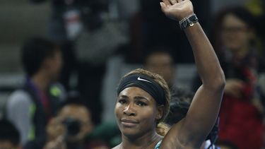 americateve | La tenista estadounidense Serena Williams saluda al p&uacute;blico tras derrotar a la checa Lucie Safarova en tercera ronda del Abierto de China, en el estadio nacional de tenis de Beijing, el 2 de octubre de 2014. (AP Photo/Vincent Thian)