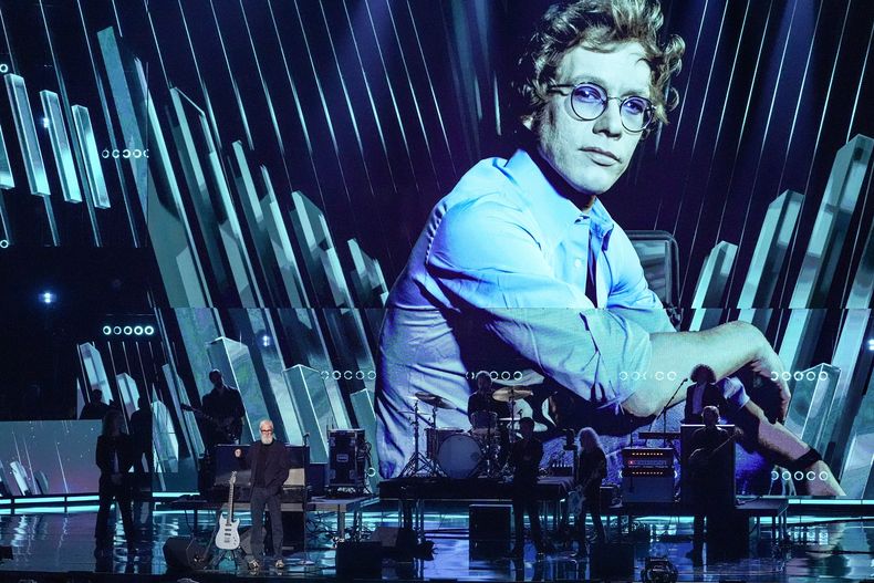 David Letterman, junto a la guitarra que Warren Zevon le dio, habla durante la ceremonia de incorporación al Salón de la Fama del Rock and Roll de 2025 el sábado 8 de noviembre de 2025 en L.A. Live en Los Ángeles. (Foto AP/Chris Pizzello)