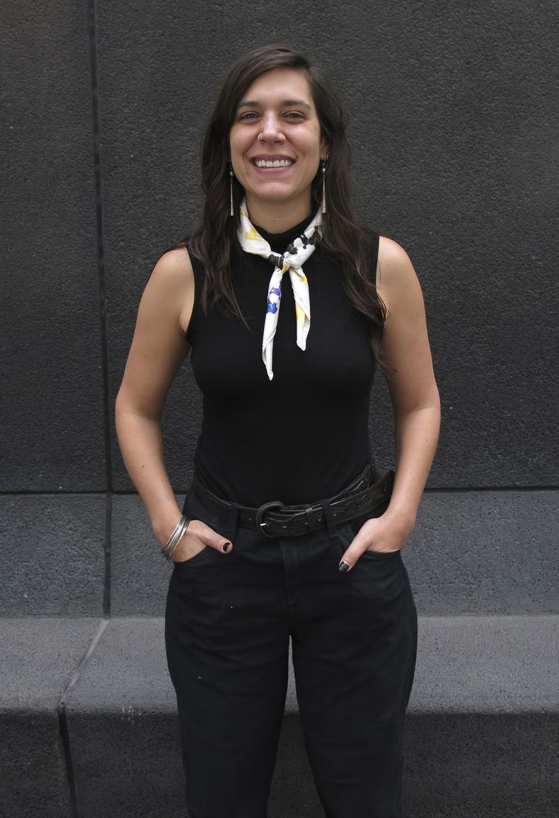 La directora Liora Spilk, del documental Pedro, posa durante una entrevista acerca de su filme en la Ciudad de México el jueves 7 de septiembre de 2023. (Foto AP/Berenice Bautista)