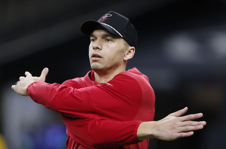 ARCHIVO - El quarterback Desmond Ridder (9), de los Falcons de Atlanta, calienta previo al partido de la NFL contra los Saints de Nueva Orleans el domingo 7 de enero de 2024. Ridder firmó contrato con los Bengals de Cincinnati el domingo 20 de julio de 2025. (AP Foto/Butch Dill, Archivo)
