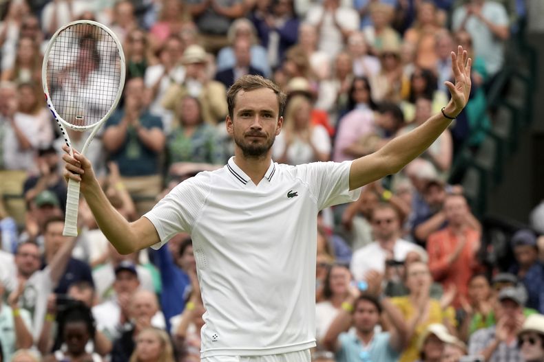 El ruso Daniil Medvedev celebra tras vencer en los cuartos de final de Wimbledon al estadounidense Christopher Eubanks el miércoles 12 de julio del 2023. (AP Foto/Alastair Grant)