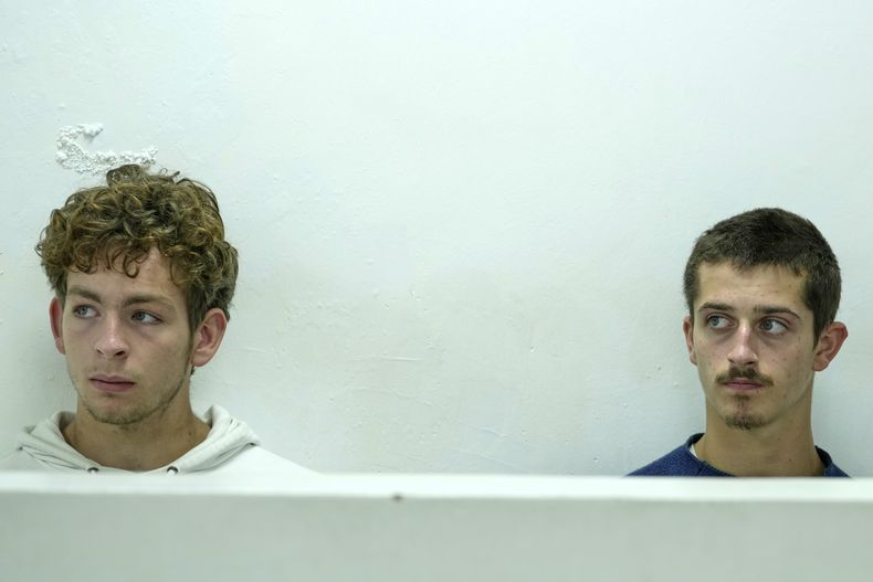 Los adolescentes belgas Lornoy David, izquierda, y Seppe Lodewijckx, derecha, que admitieron los cargos relacionados con la posesión y tráfico ilegal de hormigas reina vivas para venderlas como mascotas exóticas, comparecen en los tribunales del Aeropuerto Internacional Jomo Kenyatta International en Nairobi, Kenia el martes 15 de abril de 2025. (AP Foto/Brian Inganga)