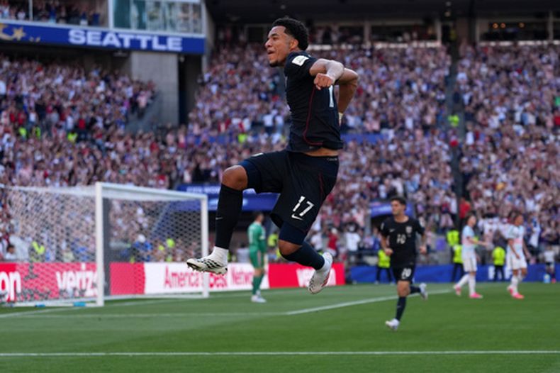 Malik Tillman, de Estados Unidos, festeja tras anotar ante Bélgica en los octavos de final de la Copa del Mundo, el lunes 6 de lulio de 2026 en Seattle (AP Foto/Abbie Parr)
